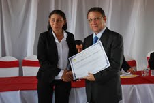 Cleones Cunha recebendo o título da vereadora vEva