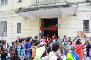 amsnifestantes deixando o prédio da Câmara