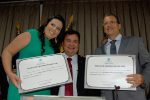 Ivaldo Rodrigues entre os dois novos cidadãos de São Luis
