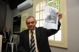 Pereirinha exibe o panfleto com a foto dele e as ameaças