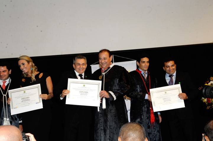 Antonio Pereira recebe o diploma das mãos de Eulálio Figueiredo