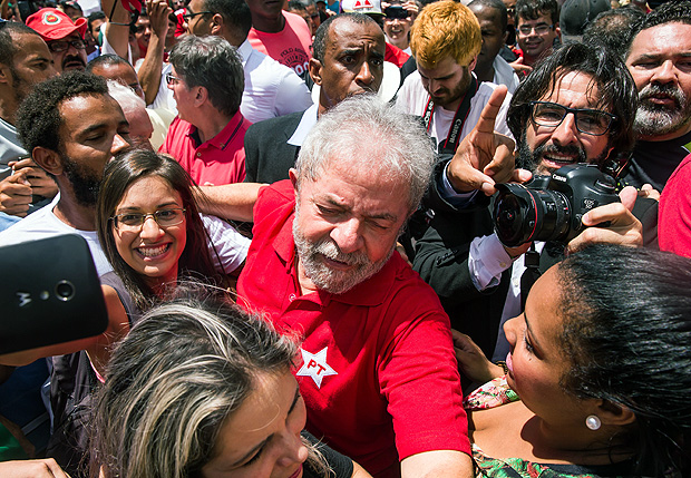 Lula e Stuckert (com a câmera, à dir.) durante evento em São Bernardo em março